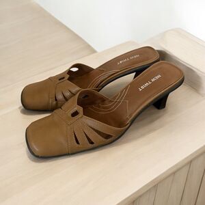 "NEW TWIST"  SHOE WOMEN'S Taupe Camel Mid  HEELS‎ Sandals SHOE Size 8